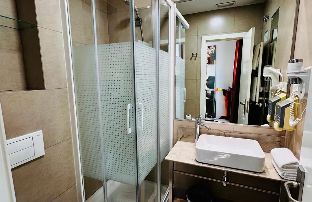 Hostal Sol Square Madrid-1